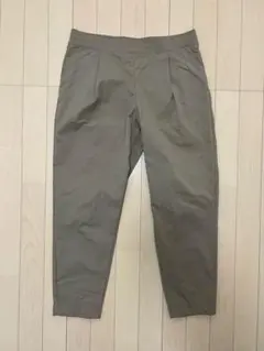 UNIQLO ベージュ　カジュアルパンツ テーパード