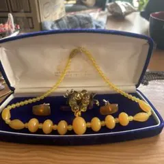 琥珀アンバーネックレスと鼈甲ネックレストップブローチと琥珀か鼈甲のカフスボタン。