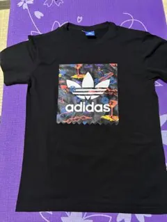 adidas カラフルグラフィック TシャツピッタリしてるのでMまたはSサイズ