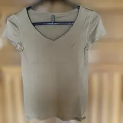 LEQUIPE YOSHIE INABA ベージュ Vネック Tシャツ