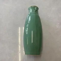 緑色 陶器 花瓶 細長い形状