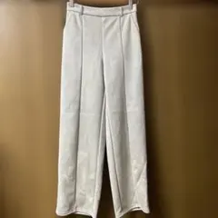 美品　GUシャイニースエード調ストレートパンツ シルバー灰