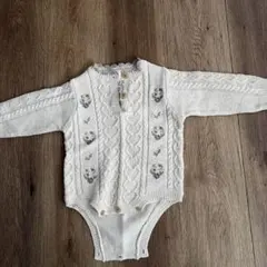 アイボリー ケーブル編みロンパース