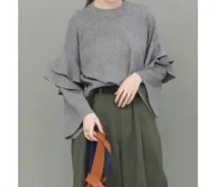 KBF フリル付きグレー長袖ニット Mサイズ
