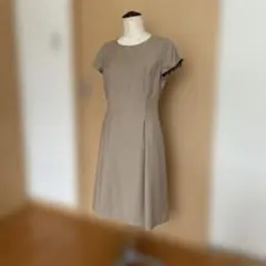 ベージュ 半袖 ワンピース ジッパー付きのサムネイル