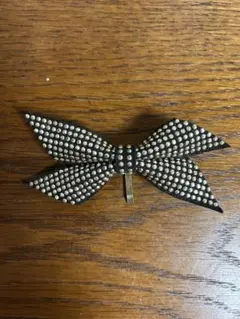 リボン型ヘアピン 黒と金の装飾