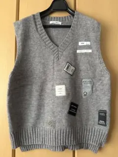 ワッペン付き ニットベスト グレー系