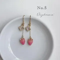 春✳︎ミニいちごチャームとビジューピアス　ピンク