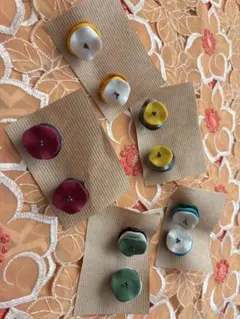 ハンドメイド 赤紫 花形ピアス