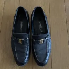 フェラガモ黒いレザー ローファー バックル付き