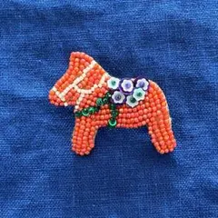 ダーナラホース　オレンジ　ビーズブローチ　ハンドメイド