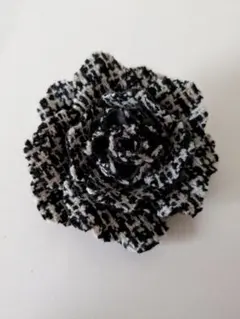 花モチーフ ブローチ コサージュ 白黒 モノトーン ツイード