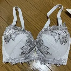 ホワイトグレー 花刺繍高級ブラジャーワコールWACOALレシアージュD70レース
