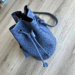 ライトブルー 巾着型ショルダーバッグ　 オーストリッチ風