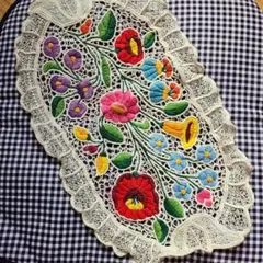 刺繍入りレーステーブルセンター