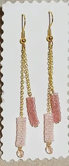 ビーズ織パーツのピアス(ピンク系)