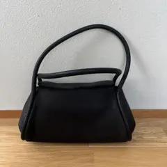 黒の皮革バッグ