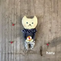 おとぼけ顔の猫ねこブローチ　　藍染古布　甘いチェリーパン