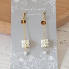 白いビーズボールのロングイヤリング（ピアス変更可）匿名配送　No.330