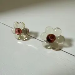 花形透明樹脂ピアス オレンジ中心