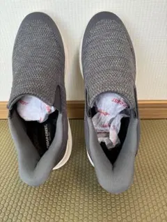 セダークレスト　グレーの軽量スリッポンシューズ