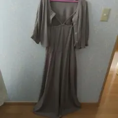 ベージュ　キャミワンピース カーディガン付き
