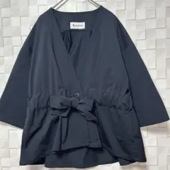 【美品】アクアスキュータム黒ブラック＊ノーカラー七分袖ストレッチジャケット【M】のサムネイル