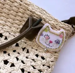 刺繍とビーズの猫ブローチ②