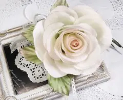 ミルキーピンクのバラのコサージュ　結婚式　卒業式　入学式　アートフラワー　造花