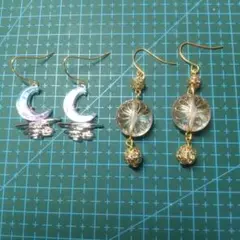 月と水面デザインのピアス