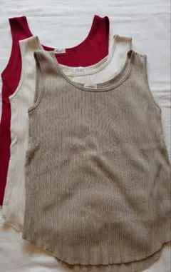 赤タンクトップ