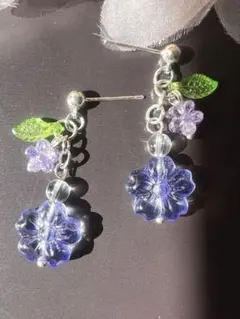新品　ハンドメイド 紫花イヤリング　アクセサリー　ピアス　透明感ブルー花