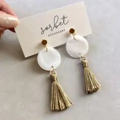 ホワイトシェルラウンド×タッセルのゆらゆらピアス