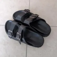 ブラック サンダル 2本ストラップ バックル付き