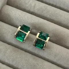 未使用　両耳ピアス　グリーンストーン　ポスト部s925 ゴールド　グリーン