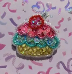 カップケーキ ビーズ刺繍 ブローチ バッジ