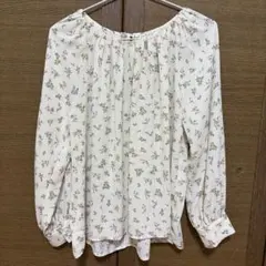 アースミュージックエコロジー　花柄ブラウス