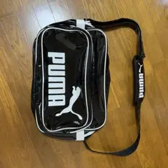 PUMA ブラック エナメルショルダーバッグ 中型