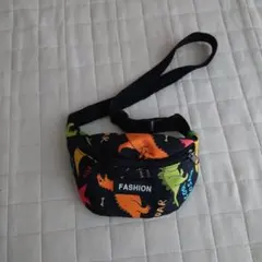カラフル恐竜柄ボディバッグ