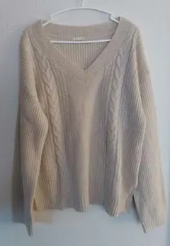 GU　ベージュＶネックニット セーター 長袖