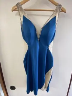 Mビジュー付き青Vネックドレス