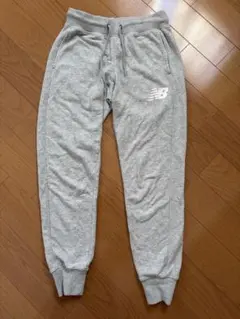 New Balance グレー スウェットパンツ