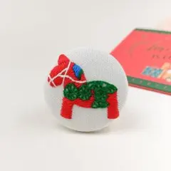 ダーラナホース刺繍ブローチor刺繍ヘアゴム　ハンドメイド　くるみボタン