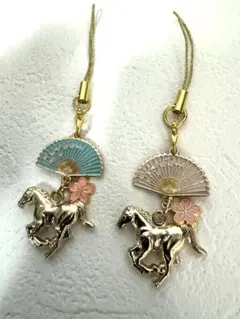 馬と扇子のデザイン 根付け　午年　２個セット　桜