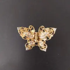 蝶デザインのヘアクリップ　ヘアアクセサリー　ゴールド　クリスタル風