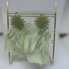 薄緑色 フェザーピアス