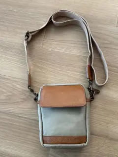 Timberland ティンバーランド 本革レザー スマホ ミニショルダーバッグのサムネイル