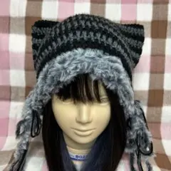 80手編みの猫耳ニット帽　ブラック✖️グレー✖️ファー あご紐付きＹ２Ｋ