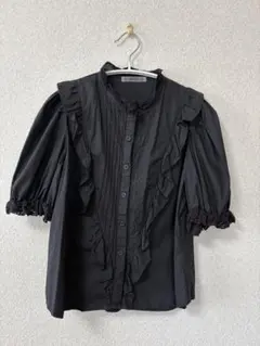 NICE CLAUP フリル付きブラックシャツ