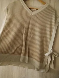 ベージュ Vネック ニットベスト サイドリボン